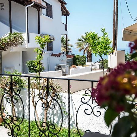 Beachfront Deluxe Apt. Pefkochori Exterior photo